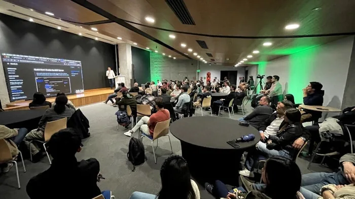AI Tinkerers Bogotá — meetup mayo 2025, presentación en Cámara de Comercio
