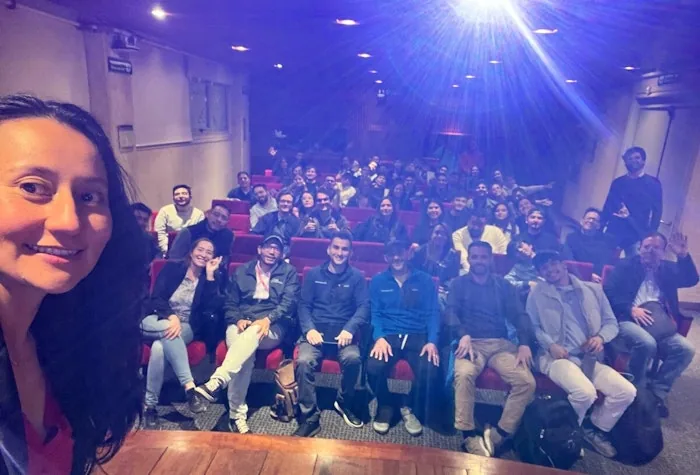 AI Tinkerers Bogotá — meetup septiembre 2025, selfie con audiencia