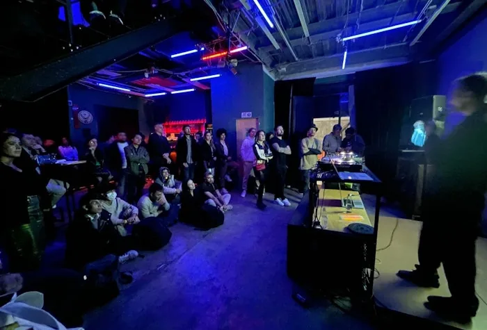 AI Tinkerers Bogotá — meetup noviembre 2025, ambiente con luces neon