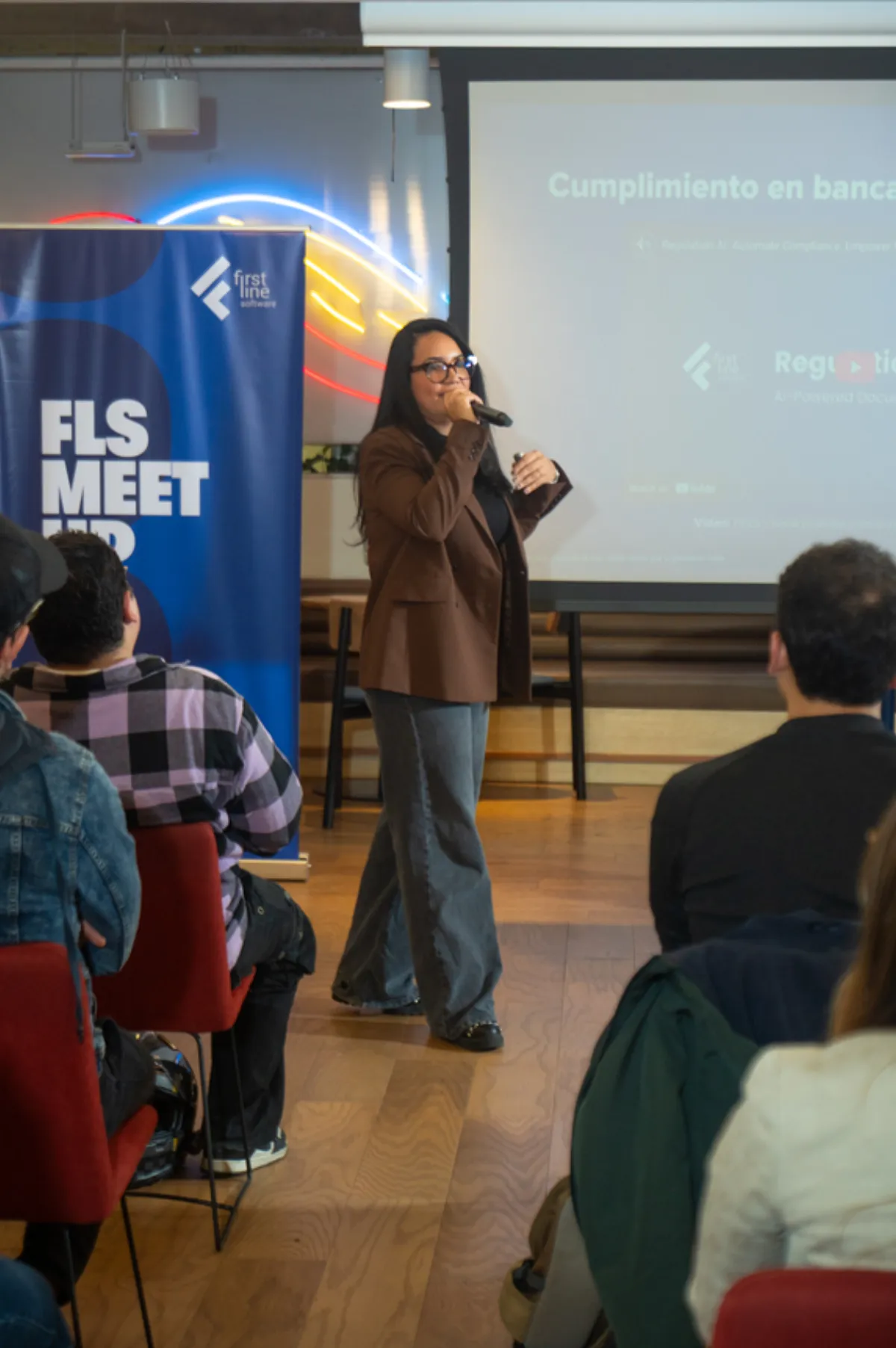 Speaker presentando en meetup AWS Colombia Bogotá
