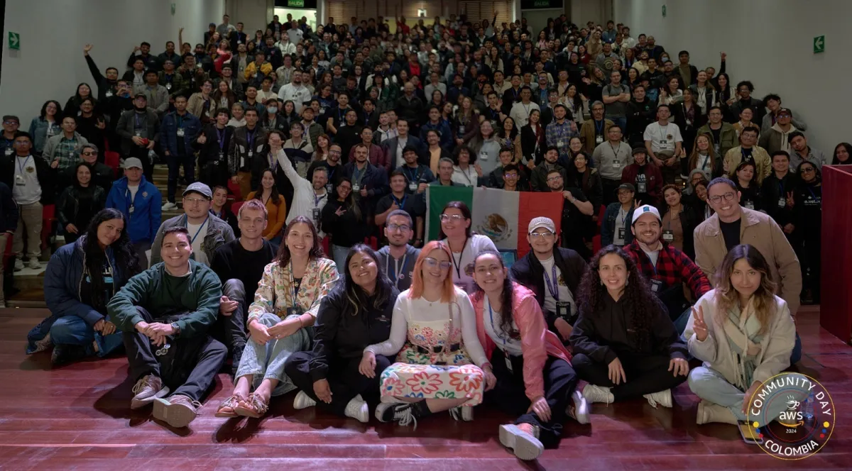 Foto grupal de todos los asistentes en cierre del AWS Community Day Colombia