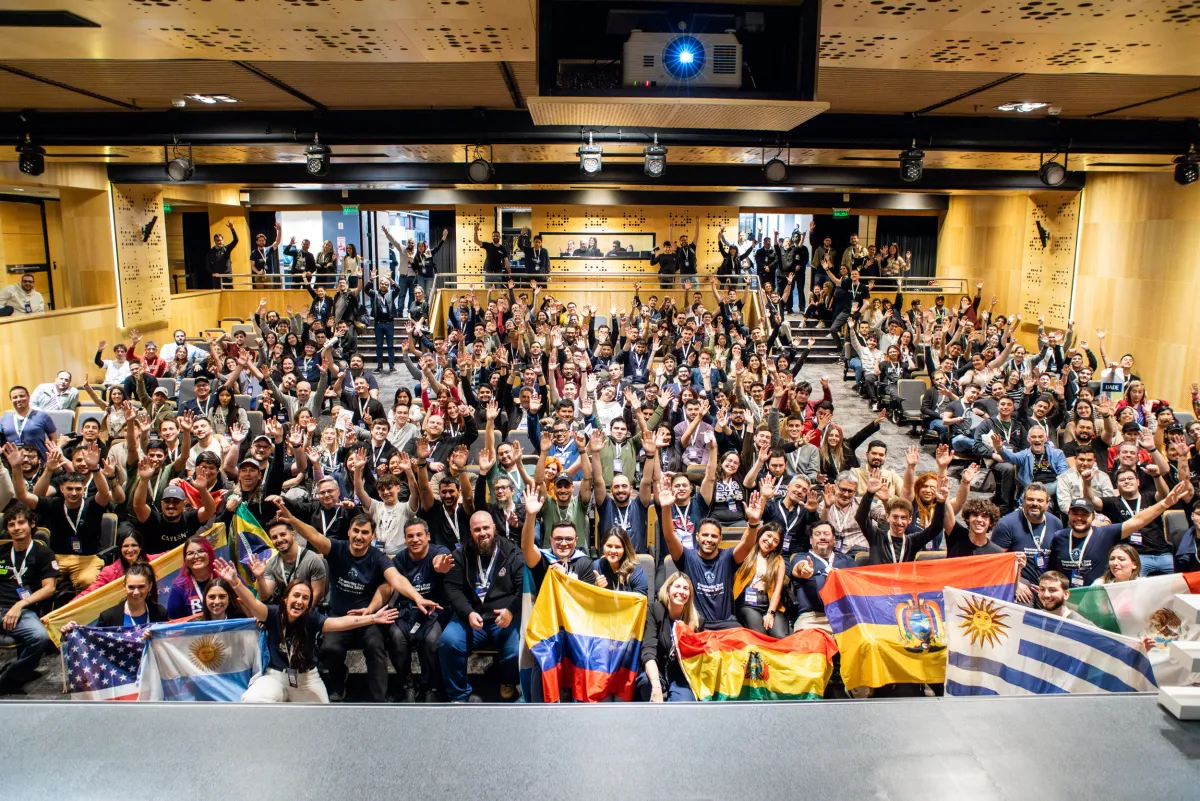 Foto panoramica de toda la audiencia con banderas de Colombia, Argentina y Uruguay