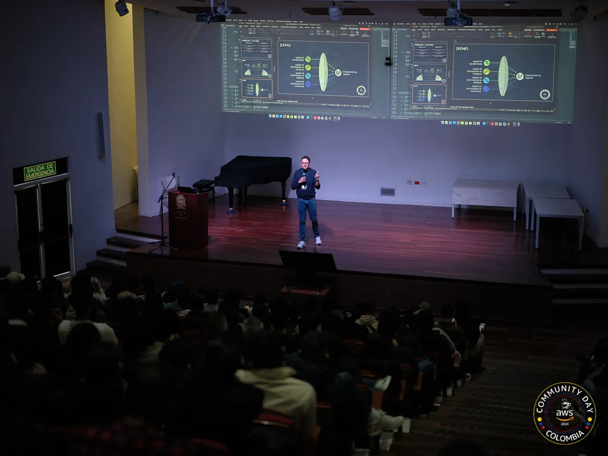 Speaker Carlos Zambrano presentando en AWS Community Day Colombia 2025