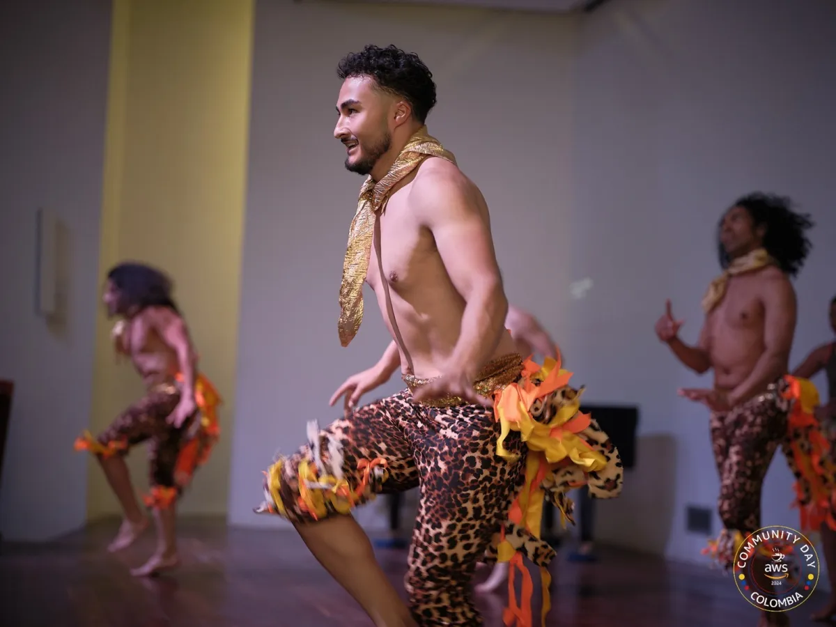 Grupo de danza en el cierre del AWS Community Day Colombia 2025