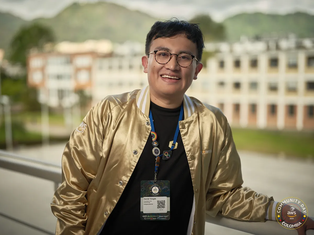 Daniel Vargas con Golden Jacket en AWS Community Day Colombia 2025
