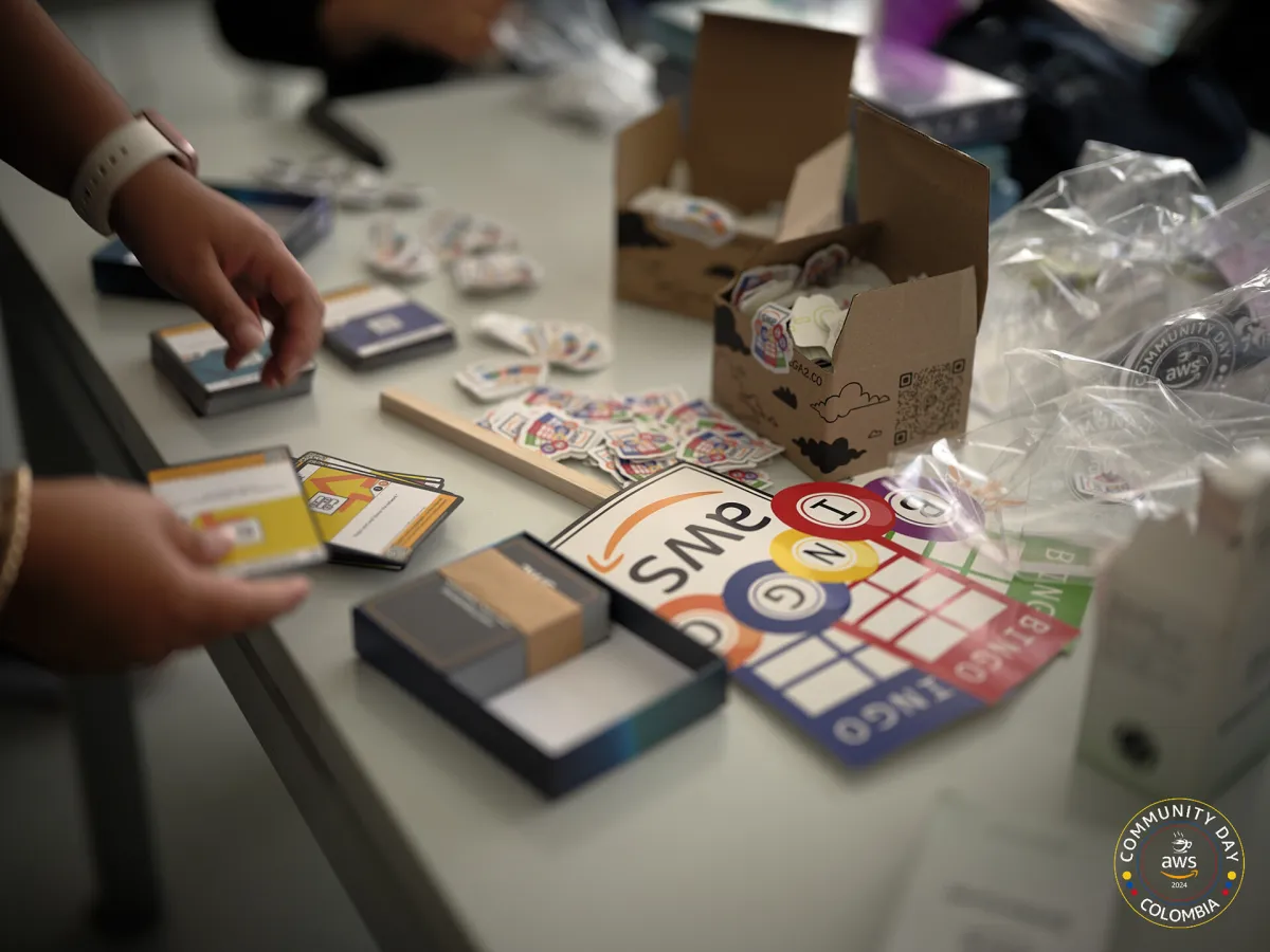 Builder Cards y material promocional de AWS en el evento