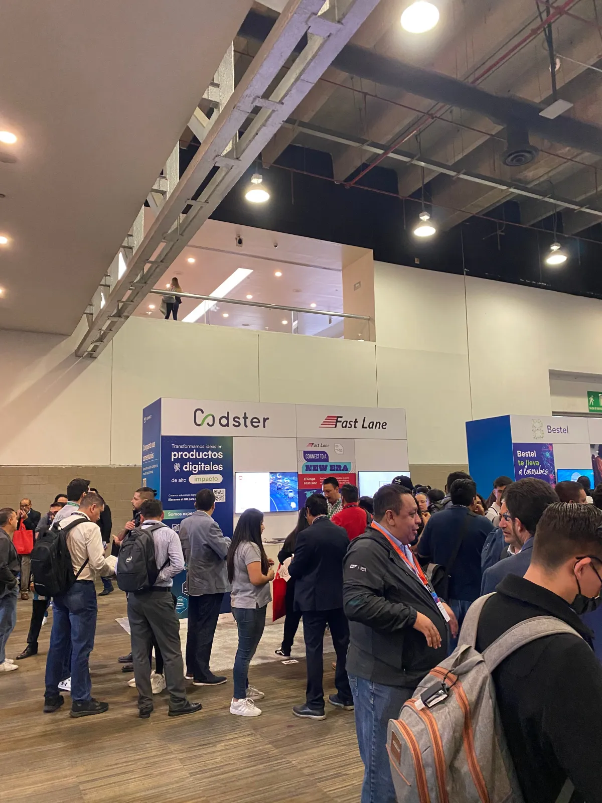 Zona de exhibidores y training partners en AWS Summit CDMX 2023