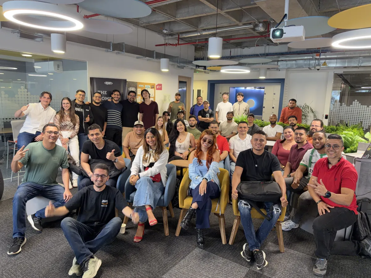 Evento presencial AWS User Group Medellín, marzo 2026 - foto grupal