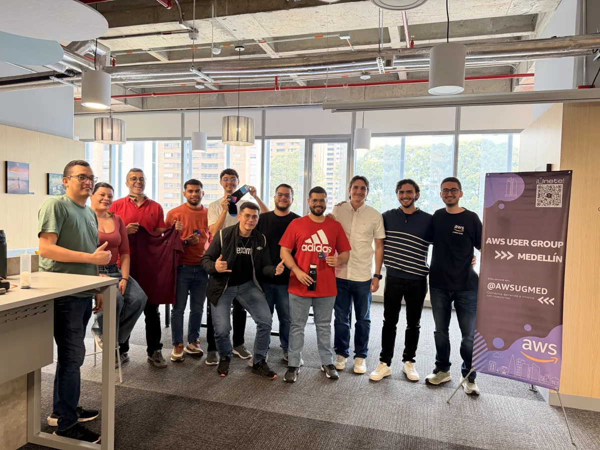 Evento presencial AWS User Group Medellín, marzo 2026 - segunda foto