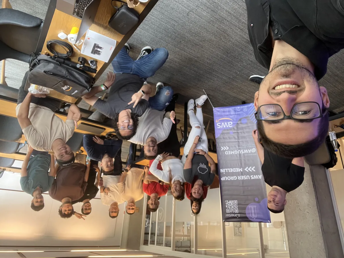Foto grupal AWS User Group Medellín, octubre 2024