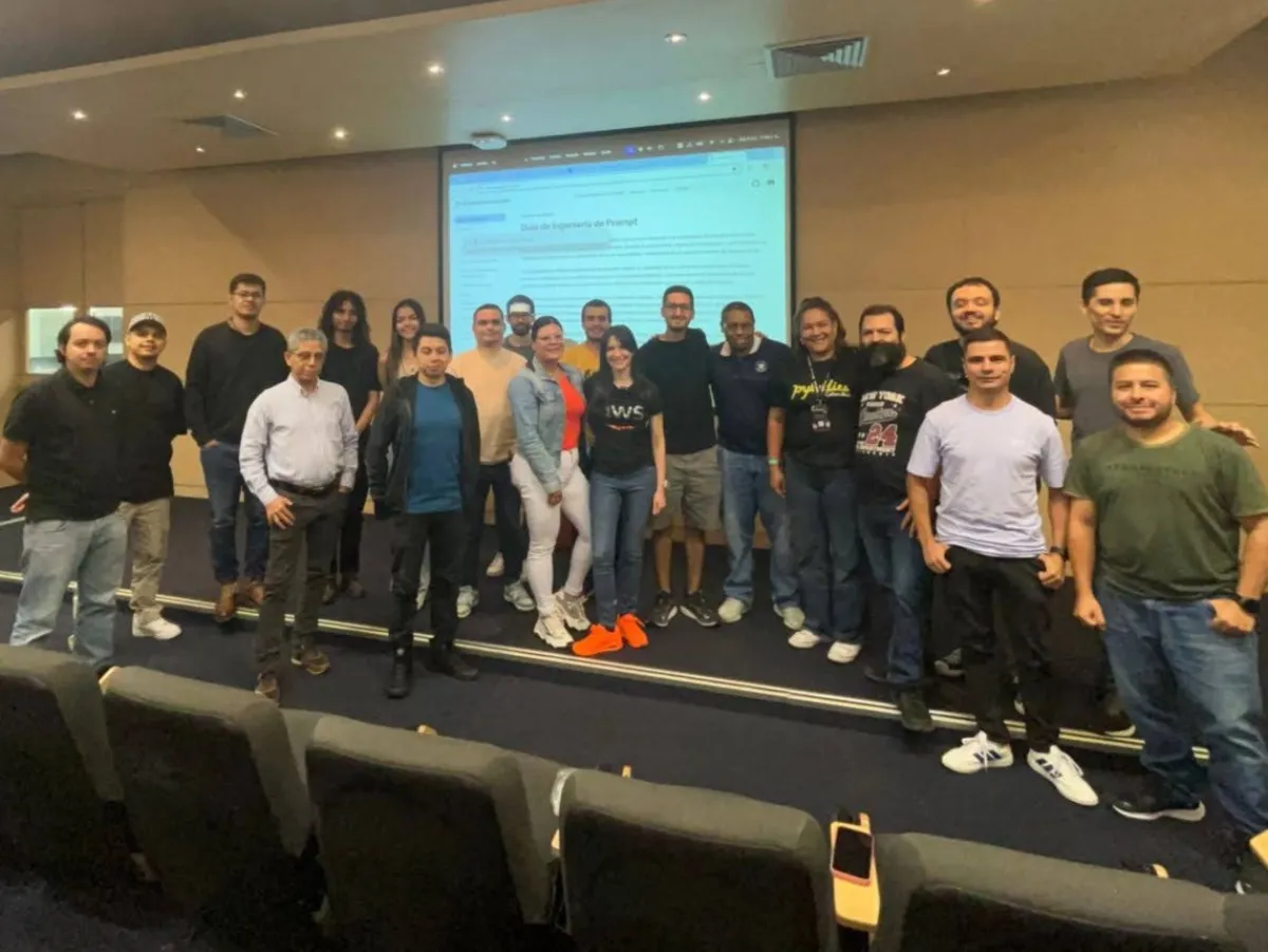 Foto grupal AWS User Group Medellín, junio 2024