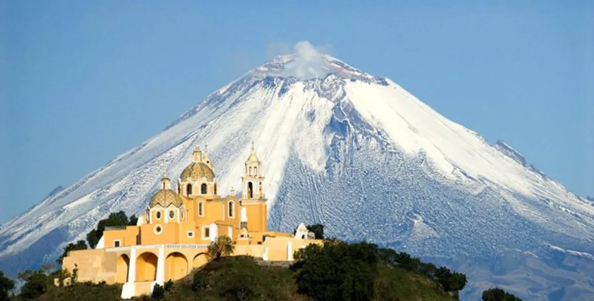 Iglesia de Cholula con volcan Popocatepetl al fondo