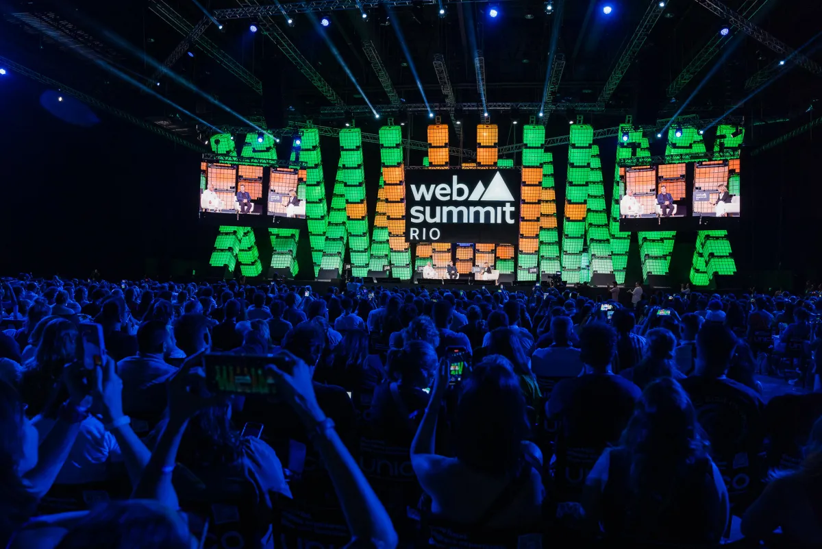 Centre Stage de Web Summit Rio con bandera de Brasil